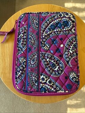Vera Bradley Tablet Sleeve Boysenberry Paisley Quilted  Padded , Zip Around 
EUC